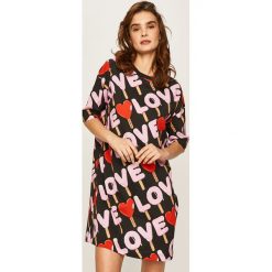 Love Moschino - Sukienka. Sukienki damskie Love Moschino, na co dzień, m, bez wzorów, z bawełny, casualowe, z okrągłym kołnierzem, z krótkim rękawem, krótkie, mini, proste. Za 769,90 zł.