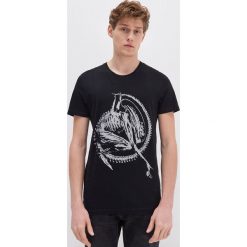 T-shirt z filmowym motywem Alien - Czarny. Czarne t-shirty męskie House, s, bez wzorów, bez kołnierzyka. Za 59,99 zł.