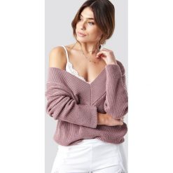 Pamela x NA-KD Sweter V-Neck Knitted - Pink. Różowe swetry klasyczne damskie Pamela x NA-KD, z dekoltem na plecach. Za 121,95 zł.
