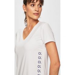 Calvin Klein Performance - Top sportowy. Białe topy damskie Calvin Klein Performance, s, z nadrukiem, z elastanu, z krótkim rękawem. W wyprzedaży za 179,90 zł.