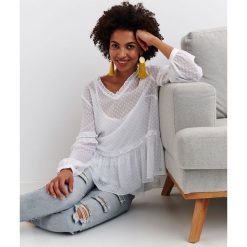 BLUZKA Z BUFIASTYMI RĘKAWAMI Z TKANINY PLUMETTI. Białe bluzki damskie Top Secret, bez wzorów, z jeansu, eleganckie, bez kołnierzyka, z długim rękawem. W wyprzedaży za 99,99 zł.