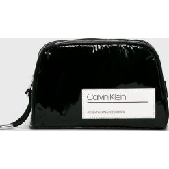 Calvin Klein - Kosmetyczka. Czarne kosmetyczki damskie Calvin Klein, bez wzorów, z poliesteru. Za 169,90 zł.
