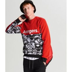 Bluza Avengers - Czerwony. Czerwone bluzy męskie Cropp, s, z motywem z bajki, bez kołnierzyka, bez rękawów, bez kaptura. Za 99,99 zł.
