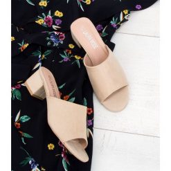 Klapki damskie Laura Mode QL-89 Beżowe. Brązowe klapki damskie LAURA MODE, bez wzorów, z tworzywa sztucznego, bez obcasa, na obcasie. Za 69,00 zł.