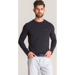 Granatowy longsleeve Emporio Armani z logo marki - Granatowy. Niebieskie bluzy męskie Emporio Armani, xl, bez wzorów, bez kołnierzyka, bez rękawów, bez kaptura. Za 295,20 zł.