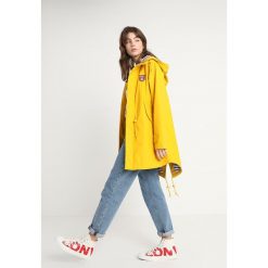 Derbe TRAVEL FRIESE Parka yellow/blue. Żółte parki damskie marki Derbe, z poliesteru. Za 589,00 zł.