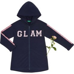 Bluza w kolorze granatowym. Niebieskie bluzy niemowlęce Benetton Kids, z nadrukiem, bez rękawów, bez kaptura. W wyprzedaży za 39,95 zł.