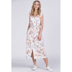 Letnia sukienka w kwiaty. Białe sukienki damskie Monnari, na co dzień, na lato, w kwiaty, z wiskozy, bez kołnierzyka, z krótkim rękawem, krótkie, mini, proste. W wyprzedaży za 89,70 zł.