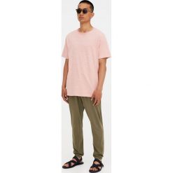 Spodnie jogging z efektem sprania. Niebieskie spodnie męskie marki Pull&Bear, m, bez wzorów, z dzianiny. Za 34,90 zł.