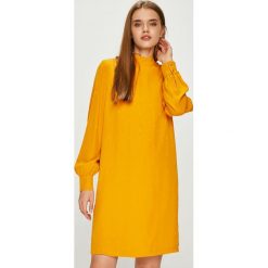 Tommy Hilfiger - Sukienka. Żółte sukienki damskie koktajlowe marki TOMMY HILFIGER, z poliesteru, ze stójką, z długim rękawem, długie, mini. W wyprzedaży za 479,90 zł.