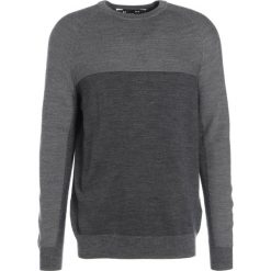 Under Armour CREW PANNELLED Sweter carbon heather. Szare swetry klasyczne męskie marki Under Armour, l, z materiału. W wyprzedaży za 344,25 zł.