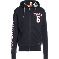 Superdry LINED OSAKA ZIPHOOD Bluza rozpinana stadium navy. Niebieskie kardigany męskie Superdry, m, z bawełny. W wyprzedaży za 343,20 zł.