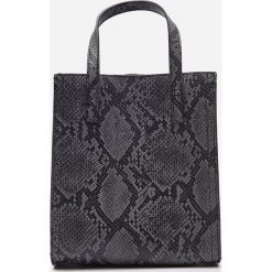 Torba shopper mini w wężowy wzór - Szary. Szare torby damskie na zakupy House, bez wzorów, bez dodatków. W wyprzedaży za 29,99 zł.