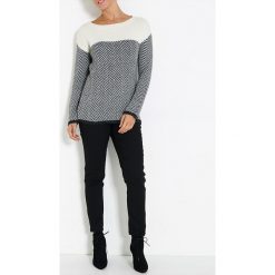 Sweter w kolorze czarno-białym. Czarne swetry damskie Jacqueline Riu, w paski, ze splotem, klasyczne, bez rękawów, bez kaptura. W wyprzedaży za 79,95 zł.