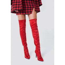 Sahara Ray x NA-KD Satynowe kozaki ze sznurowaniem - Red. Czerwone kozaki damskie Sahara Ray x NA-KD, z satyny, bez obcasa, na obcasie, na sznurówki. W wyprzedaży za 113,58 zł.
