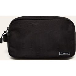 Calvin Klein - Kosmetyczka. Czarne kosmetyczki męskie Calvin Klein, bez wzorów, ze skóry ekologicznej. Za 299,90 zł.