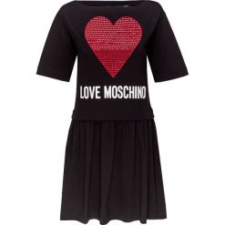 Sukienka LOVE MOSCHINO. Czarne sukienki dziewczęce Love Moschino, z nadrukiem, z bawełny, bez rękawów. W wyprzedaży za 467,00 zł.