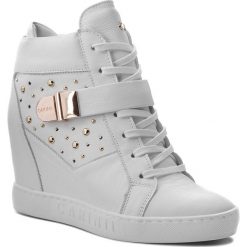 Sneakersy CARINII - B4395 I81-000-000-B88. Białe sneakersy damskie Carinii, z materiału. W wyprzedaży za 249,00 zł.