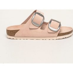 Birkenstock - Klapki skórzane Arizona Big Buckle. Różowe klapki damskie Birkenstock, bez wzorów, ze skóry, bez obcasa, na obcasie. Za 489,90 zł.