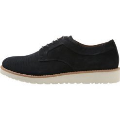 Emporio Armani DERBY Oksfordki blue. Niebieskie buty wizytowe męskie Emporio Armani, bez wzorów, ze skóry, eleganckie, na sznurówki. W wyprzedaży za 435,60 zł.