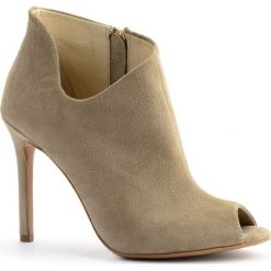 Beżowe zamszowe botki na szpilce open toe 103D. Brązowe botki damskie na lato, z zamszu, eleganckie, z otwartym noskiem, na wysokim obcasie, na szpilce, bez zapięcia. W wyprzedaży za 249,00 zł.