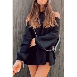 Damska bluzka POARA BLACK. Czarne bluzki damskie IVET, bez wzorów, eleganckie, bez kołnierzyka, bez rękawów. W wyprzedaży za 59,00 zł.