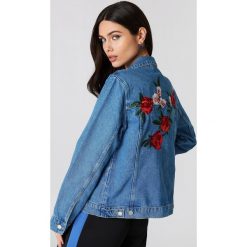 NA-KD Jeansowa kurtka z kwiatowym haftem - Blue. Niebieskie kurtki damskie jeansowe marki NA-KD, z haftami. W wyprzedaży za 161,98 zł.