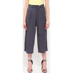 SPODNIE 3/4 DAMSKIE LUŹNE. Szare spodnie damskie Top Secret. W wyprzedaży za 59,99 zł.