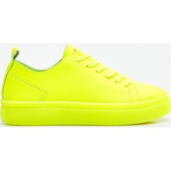 Neonowe sneakersy - Khaki. Brązowe sneakersy damskie Cropp. W wyprzedaży za 59,99 zł.