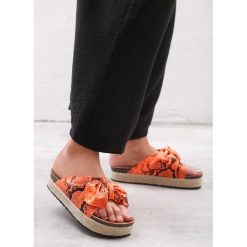 Pomarańczowe Klapki Selflessness. Pomarańczowe klapki damskie Born2be, bez wzorów, bez obcasa, na płaskiej podeszwie. Za 39,99 zł.