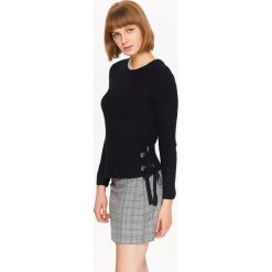 SWETER DAMSKI Z OZDOBNYMI WIĄZANIAMI PO BOKACH. Czarne swetry klasyczne damskie marki TROLL, na zimę, m, z dzianiny, eleganckie, z okrągłym kołnierzem. W wyprzedaży za 29,99 zł.