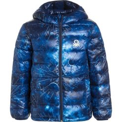 Benetton Kurtka zimowa blue. Niebieskie kurtki męskie Benetton, na zimę, z poliesteru. W wyprzedaży za 167,20 zł.