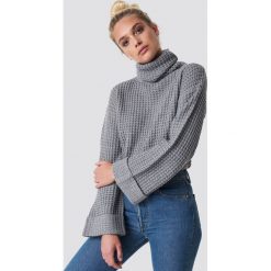 NA-KD Krótki sweter - Grey. Szare swetry damskie NA-KD, bez wzorów, z dzianiny, z krótkim rękawem, krótkie, bez kaptura. Za 100,95 zł.