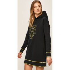 Tommy Hilfiger - Sukienka. Niebieskie sukienki damskie TOMMY HILFIGER, na co dzień, s, z aplikacjami, z bawełny, casualowe, z kapturem, z długim rękawem, długie, mini, proste. W wyprzedaży za 429,90 zł.