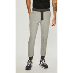 Emporio Armani - Spodnie. Szare spodnie męskie Emporio Armani, na co dzień, xl, bez wzorów, z bawełny, casualowe. W wyprzedaży za 269,90 zł.