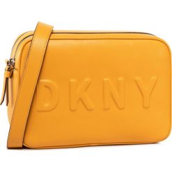 Torebka DKNY - Tilly-Camera Bag R01EVH29 Dandelion DAD. Żółte listonoszki damskie DKNY, bez wzorów, ze skóry ekologicznej, bez dodatków. Za 889,00 zł.