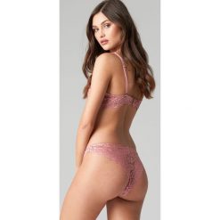 NA-KD Lingerie Raw Edge Lace Panty - Pink. Różowe panty damskie NA-KD Lingerie, w koronkowe wzory. Za 60,95 zł.