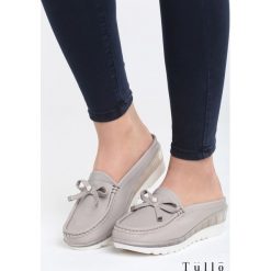 Szare Klapki Bompton. Szare buty ślubne damskie Born2be, z materiału, na wysokim obcasie, na koturnie. Za 79,99 zł.