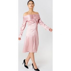 Sukienki: NA-KD Party Sukienka z odkrytymi ramionami – Pink