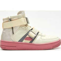 Wysokie sneakersy z klamrami - Kremowy. Białe sneakersy damskie Cropp. W wyprzedaży za 99,99 zł.
