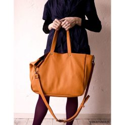 Lea Bag 08 plus. Pomarańczowe torebki klasyczne damskie marki Pakamera, bez wzorów, ze skóry, na ramię, duże, bez dodatków. Za 360,00 zł.