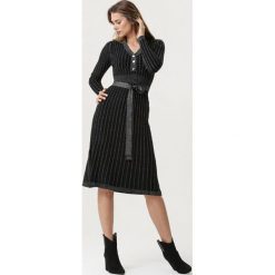 Czarna Sukienka Blytheville. Czarne sukienki damskie Born2be, na co dzień, na jesień, s, w paski, z dzianiny, bez kołnierzyka, bez rękawów, rozkloszowane. Za 159,99 zł.
