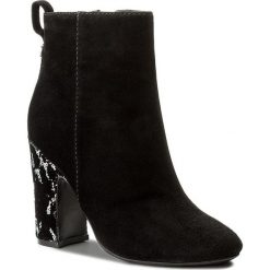 Botki GUESS - Nasia FLNAS4 SUE10 BLACK. Czarne botki damskie skórzane marki Guess. W wyprzedaży za 399,00 zł.
