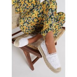 Białe Espadryle Meriko. Białe espadryle damskie Renee, bez wzorów, bez obcasa. W wyprzedaży za 84,99 zł.