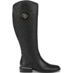 Guess Dabrela Kozaki Czarny. Czarne kozaki damskie Guess, ze skóry, bez obcasa, bez zapięcia. Za 1045,95 zł.