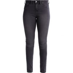 Wåven ASA Jeans Skinny Fit earl grey. Szare jeansy damskie relaxed fit marki Wåven, z bawełny. W wyprzedaży za 181,30 zł.