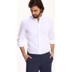 Koszula męska o kroju regularnym ze strukturalnej tkaniny i kołnierzem typu button down. Białe koszule męskie m, z bawełny, eleganckie. Za 99,99 zł.