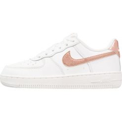 Nike Sportswear FORCE 1 (PS) Tenisówki i Trampki summit white/metallic red bronze. Białe trampki chłopięce marki Nike Sportswear, z materiału. W wyprzedaży za 171,75 zł.