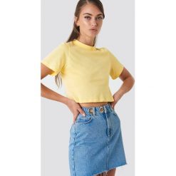NA-KD Krótki t-shirt - Yellow. Żółte t-shirty damskie marki NA-KD, z okrągłym kołnierzem. Za 52,95 zł.