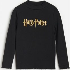 Koszulka z napisem Harry Potter - Czarny. Czarne koszulki damskie Reserved, z napisami, bez kołnierzyka. Za 39,99 zł.